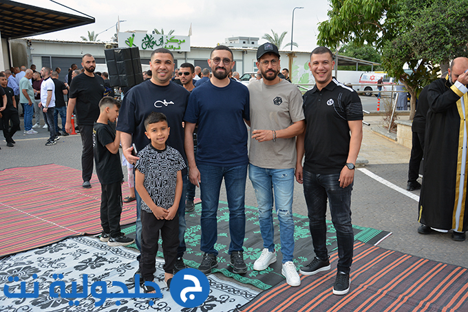 اهالي جلجولية يؤدون صلاة عيد الاضحى في ساحة مسجد الروضة في جلجولية 